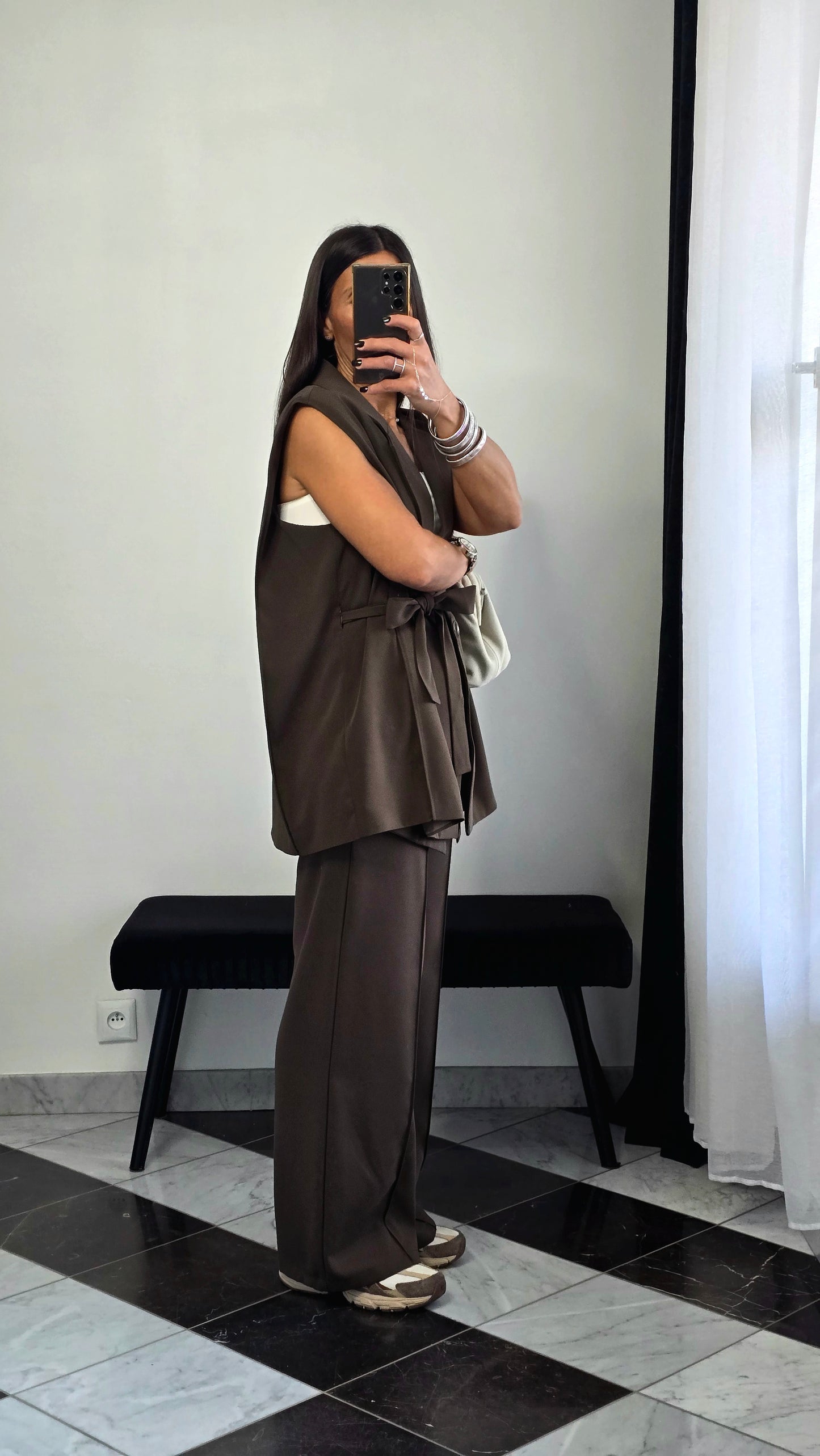 Pantalon tablier marron – coupe tailoring & détail couture