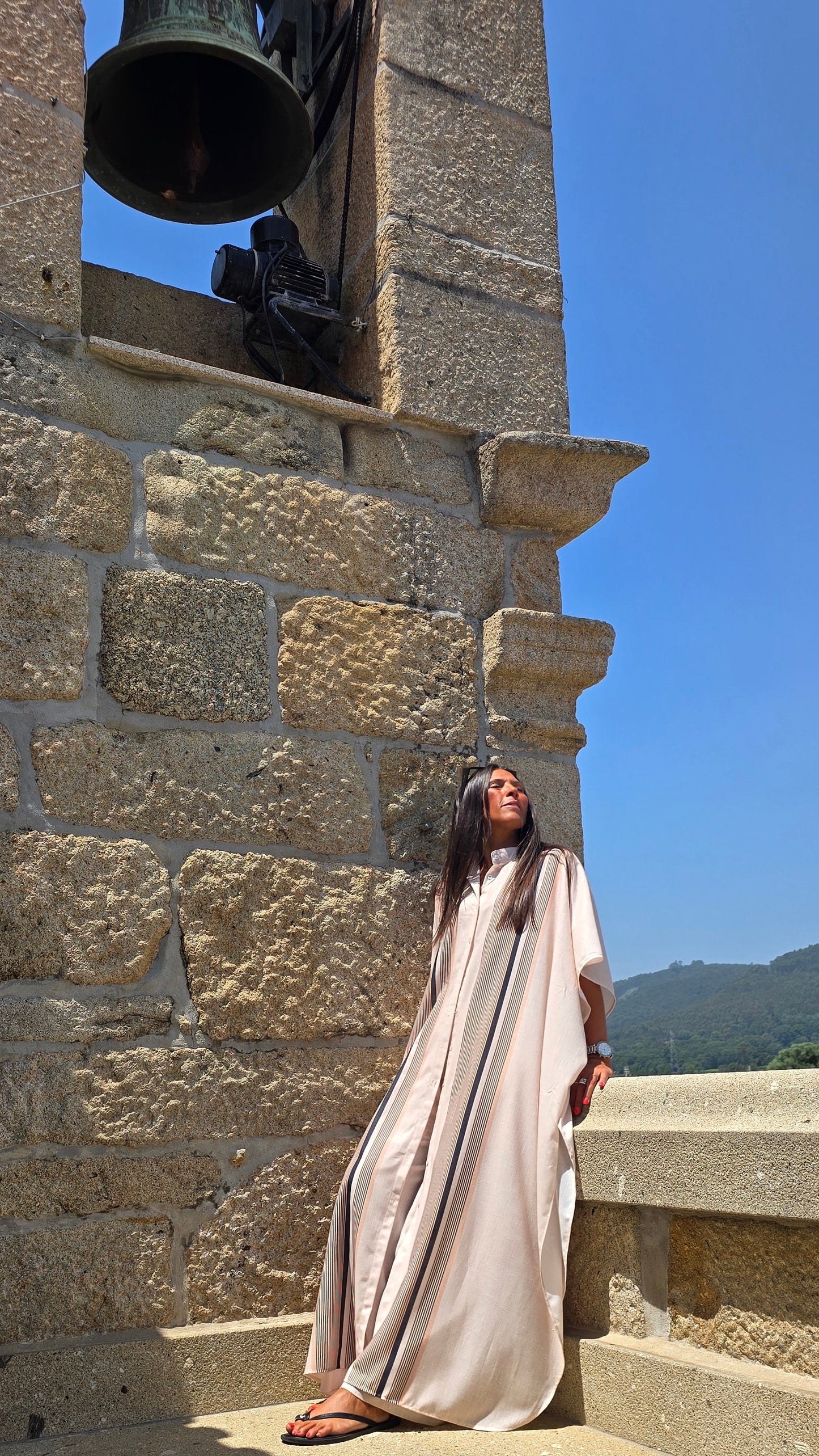 Ensemble fluide beige rosé à rayures – silhouette resort chic