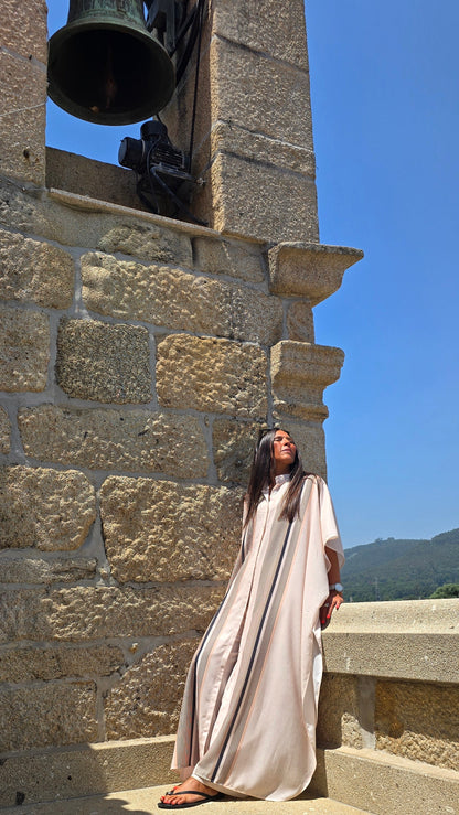 Ensemble fluide beige rosé à rayures – silhouette resort chic