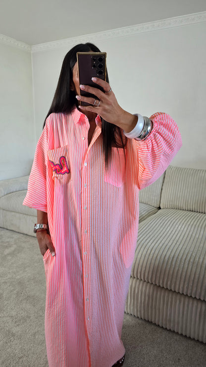 Robe chemise oversize rayée rose – esprit effortless & solaire