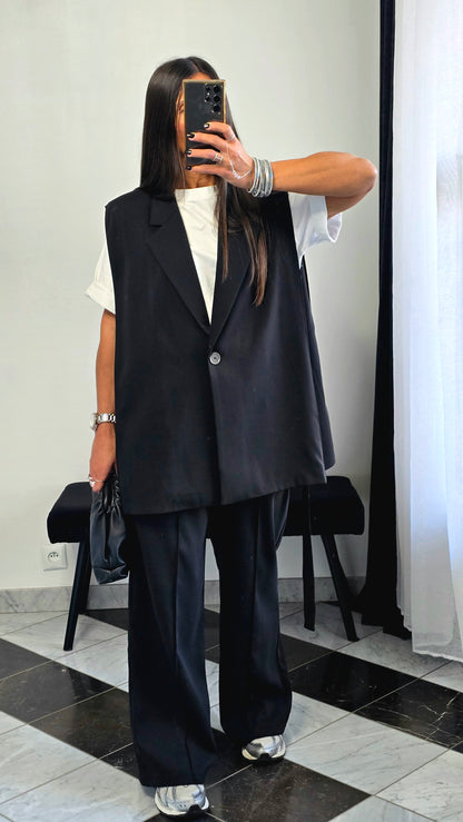 Veste sans manches ceinturée noire – effet cape & épaulettes subtiles