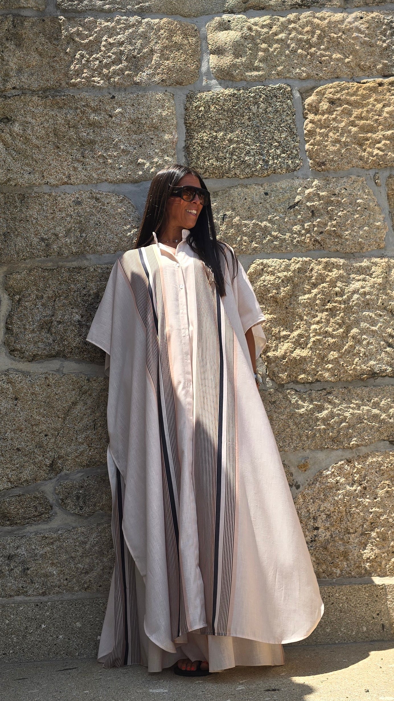 Ensemble fluide beige rosé à rayures – silhouette resort chic