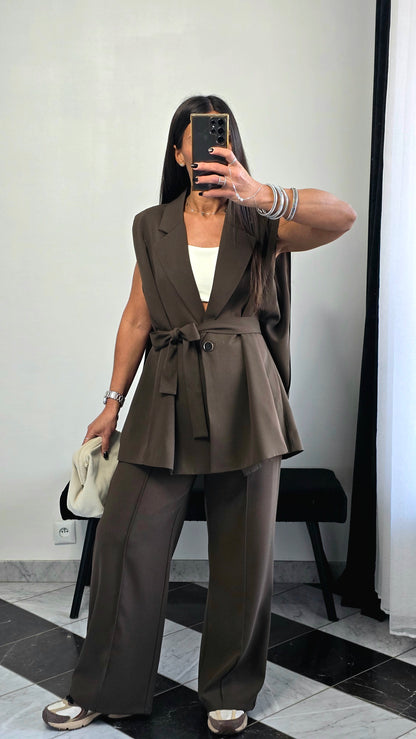Veste sans manches marron – coupe tailoring & détail ceinture