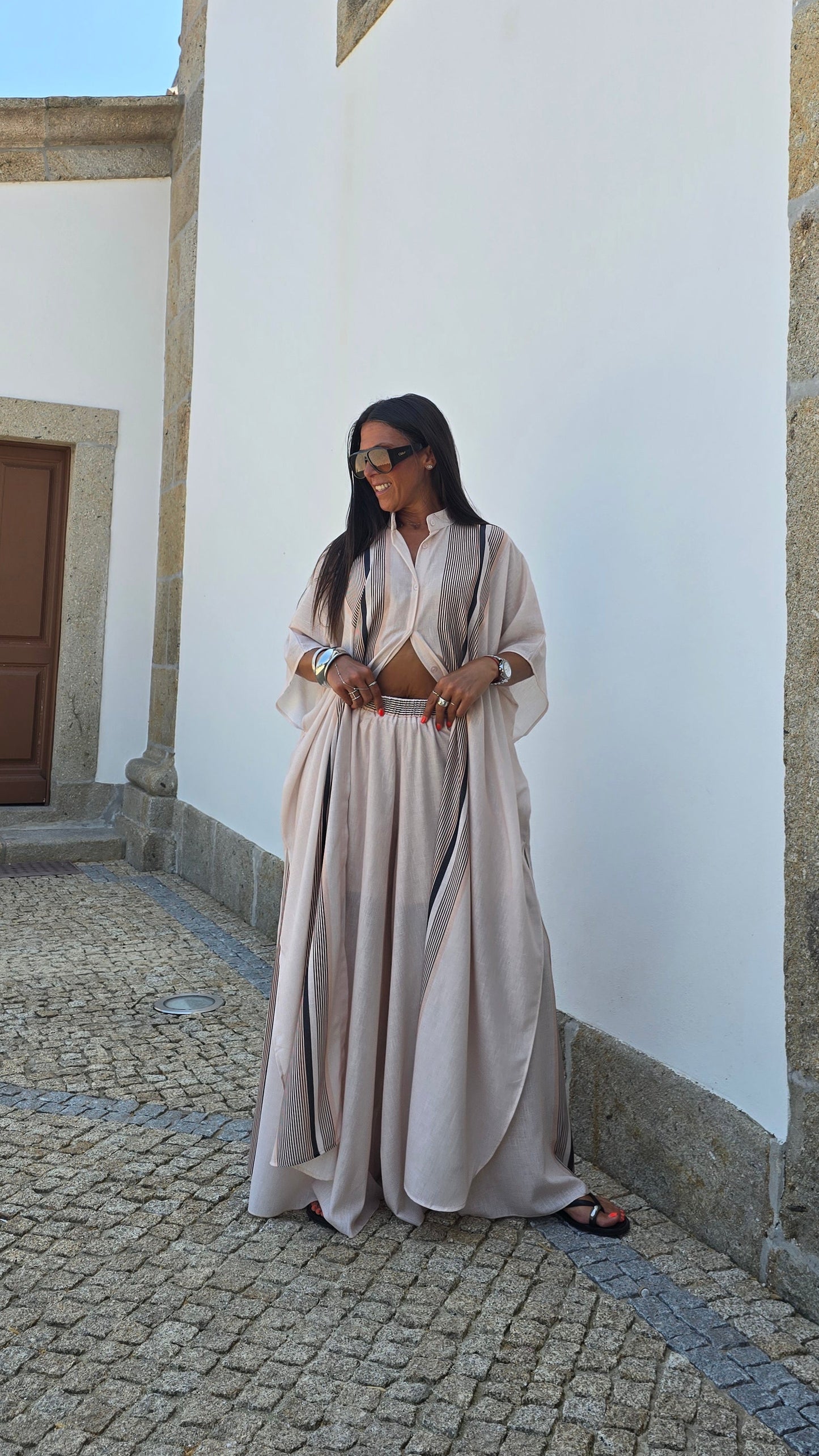 Ensemble fluide beige rosé à rayures – silhouette resort chic