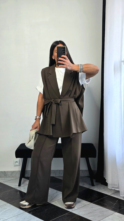 Veste sans manches marron – coupe tailoring & détail ceinture