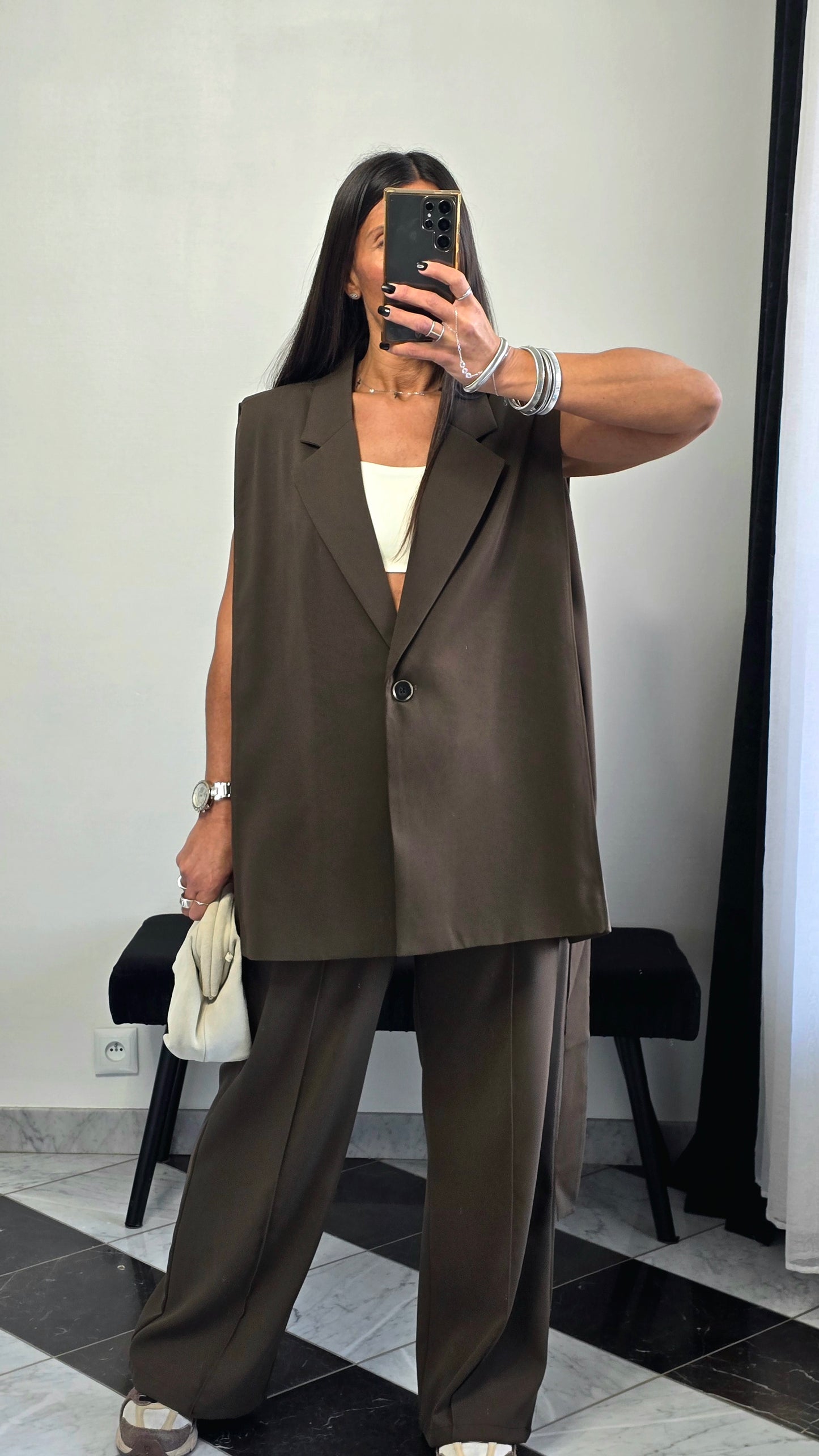 Veste sans manches marron – coupe tailoring & détail ceinture