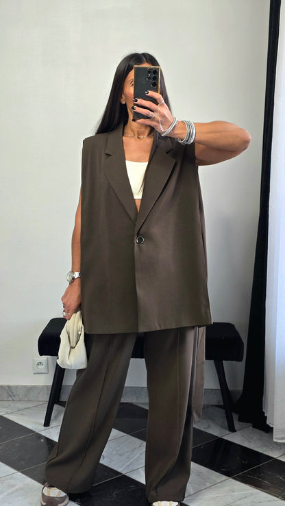 Veste sans manches marron – coupe tailoring & détail ceinture