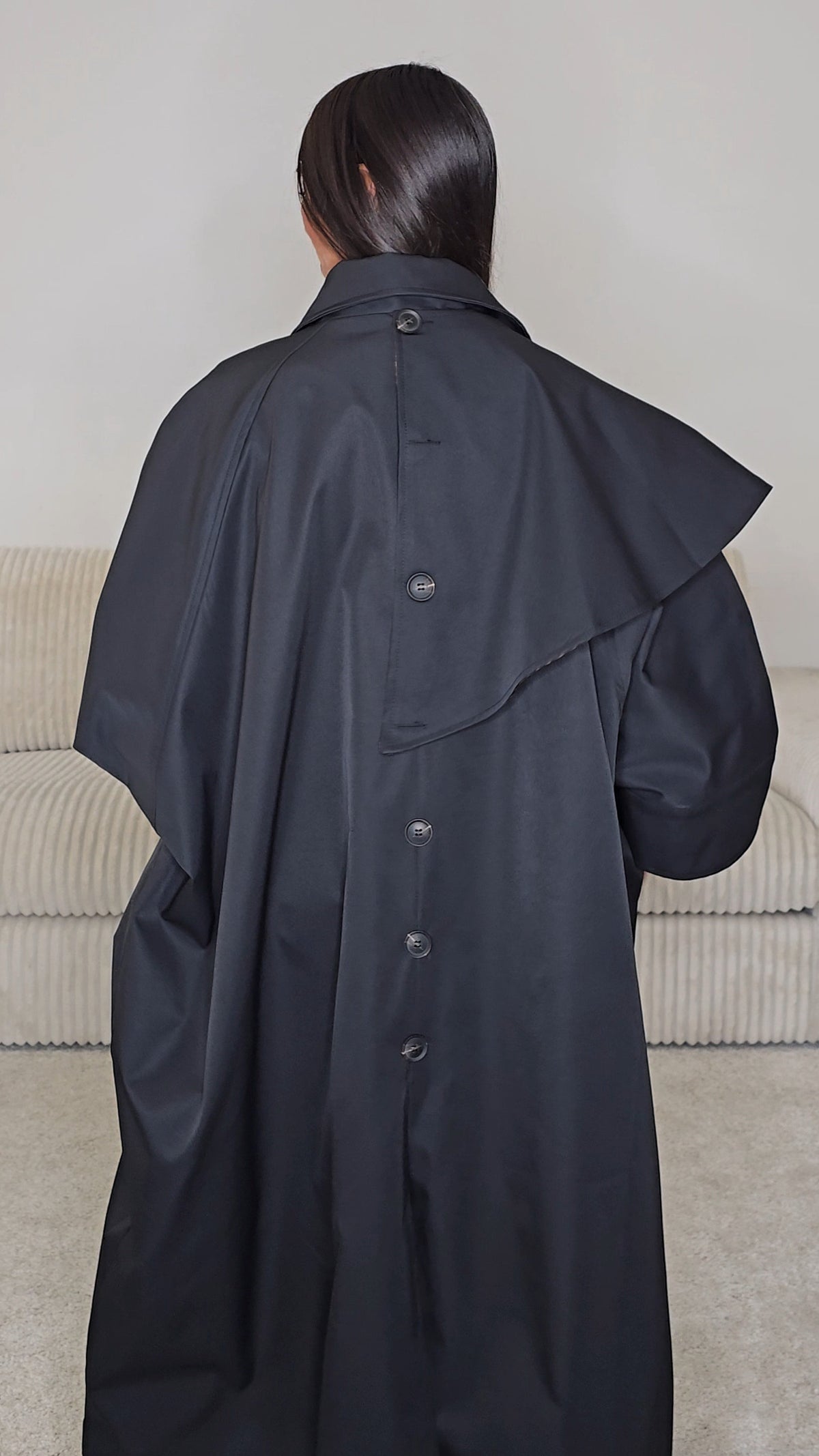 Trench long oversize noir à écharpe amovible – Élégance contemporaine