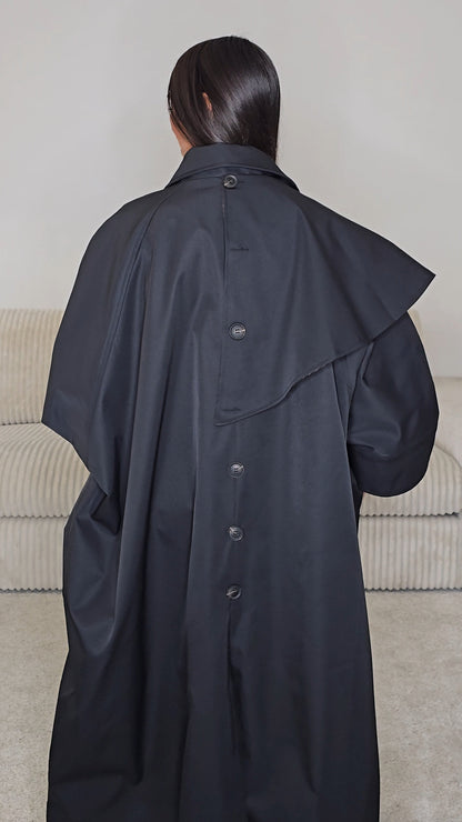 Trench long oversize noir à écharpe amovible – Élégance contemporaine