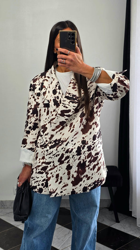 Blazer imprimé vache écru et chocolat – coupe droite structurée & fermeture croisée