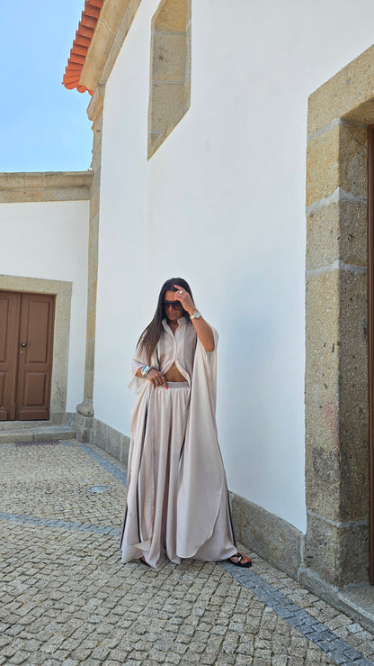 Ensemble fluide beige rosé à rayures – silhouette resort chic