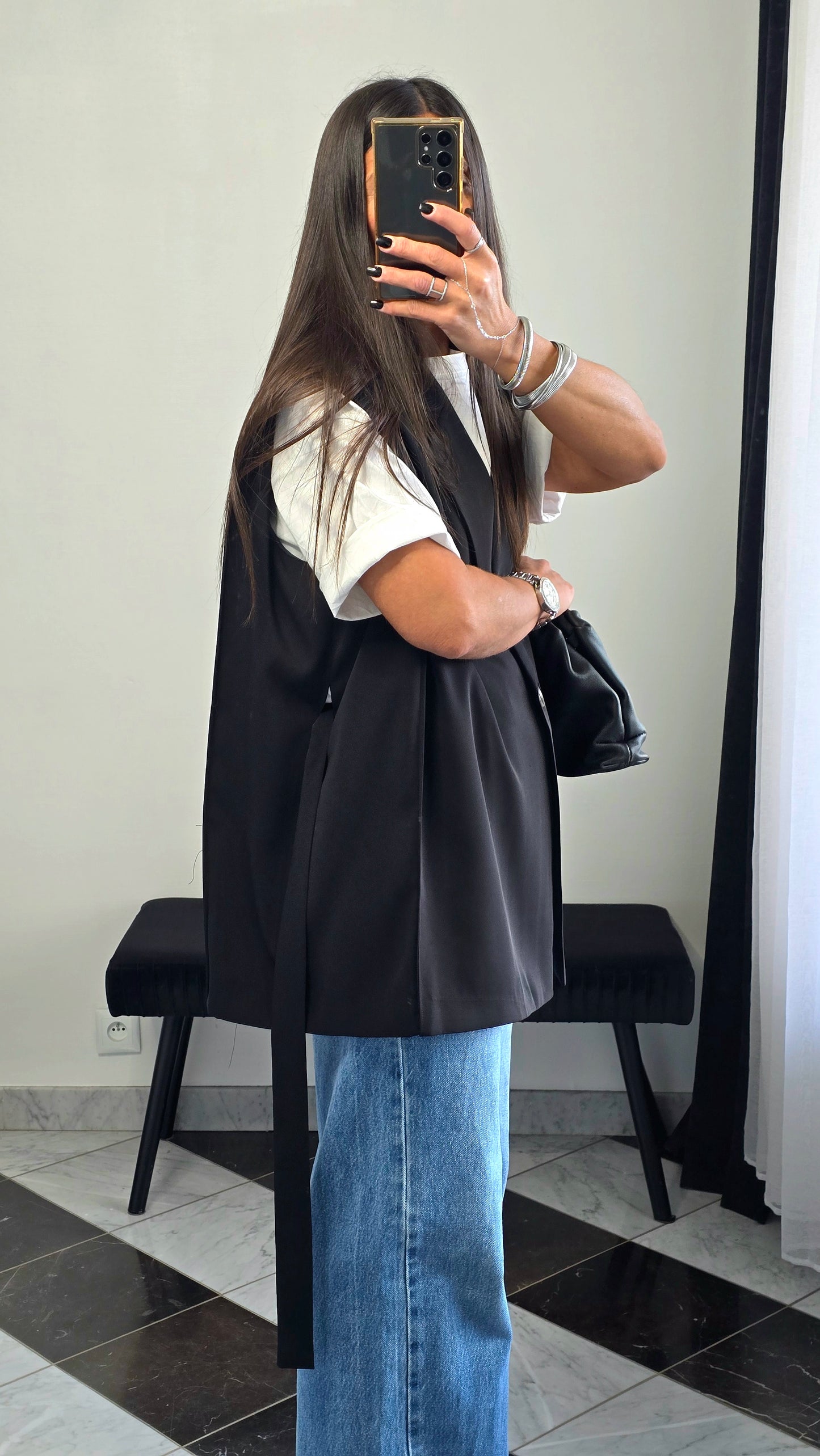 Veste sans manches ceinturée noire – effet cape & épaulettes subtiles