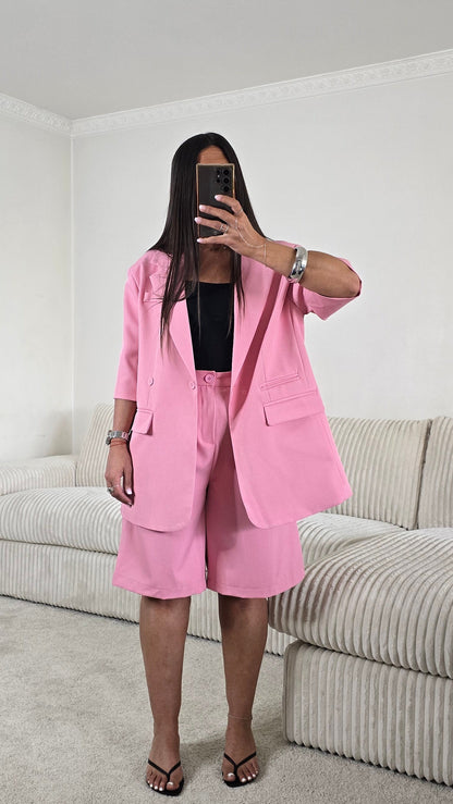 Bermuda tailleur rose taille haute – style chic & moderne