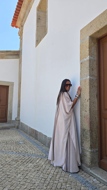 Ensemble fluide beige rosé à rayures – silhouette resort chic