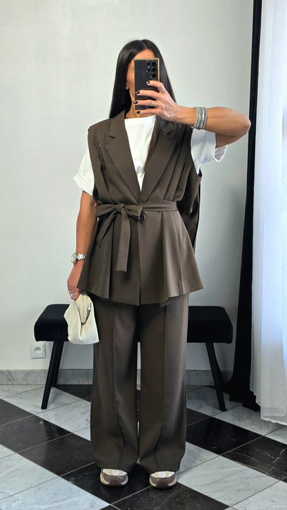 Pantalon tablier marron – coupe tailoring & détail couture