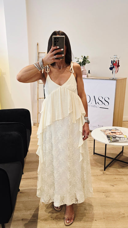 Robe bohème beige à volants et dentelle florale