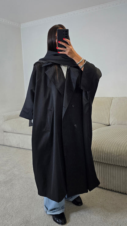 Trench long oversize noir à écharpe amovible – Élégance contemporaine