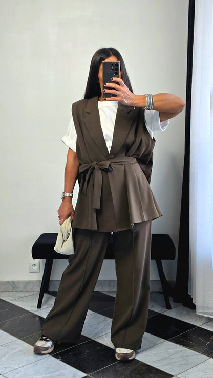 Pantalon tablier marron – coupe tailoring & détail couture