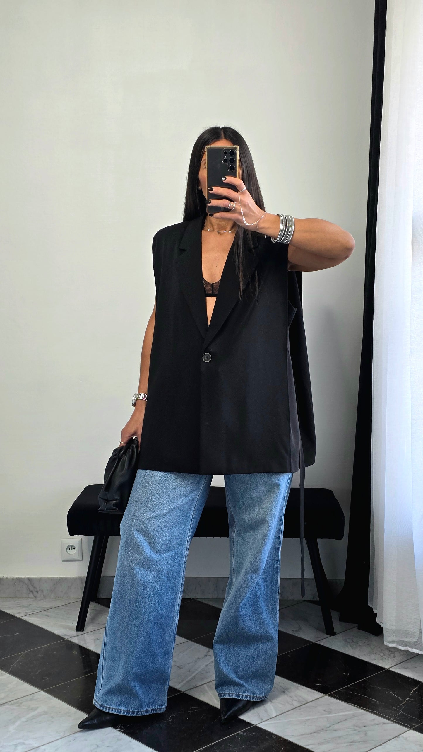 Veste sans manches ceinturée noire – effet cape & épaulettes subtiles