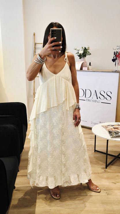 Robe bohème beige à volants et dentelle florale