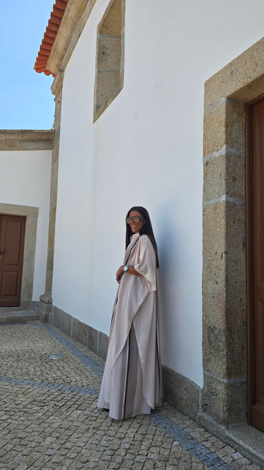 Ensemble fluide beige rosé à rayures – silhouette resort chic