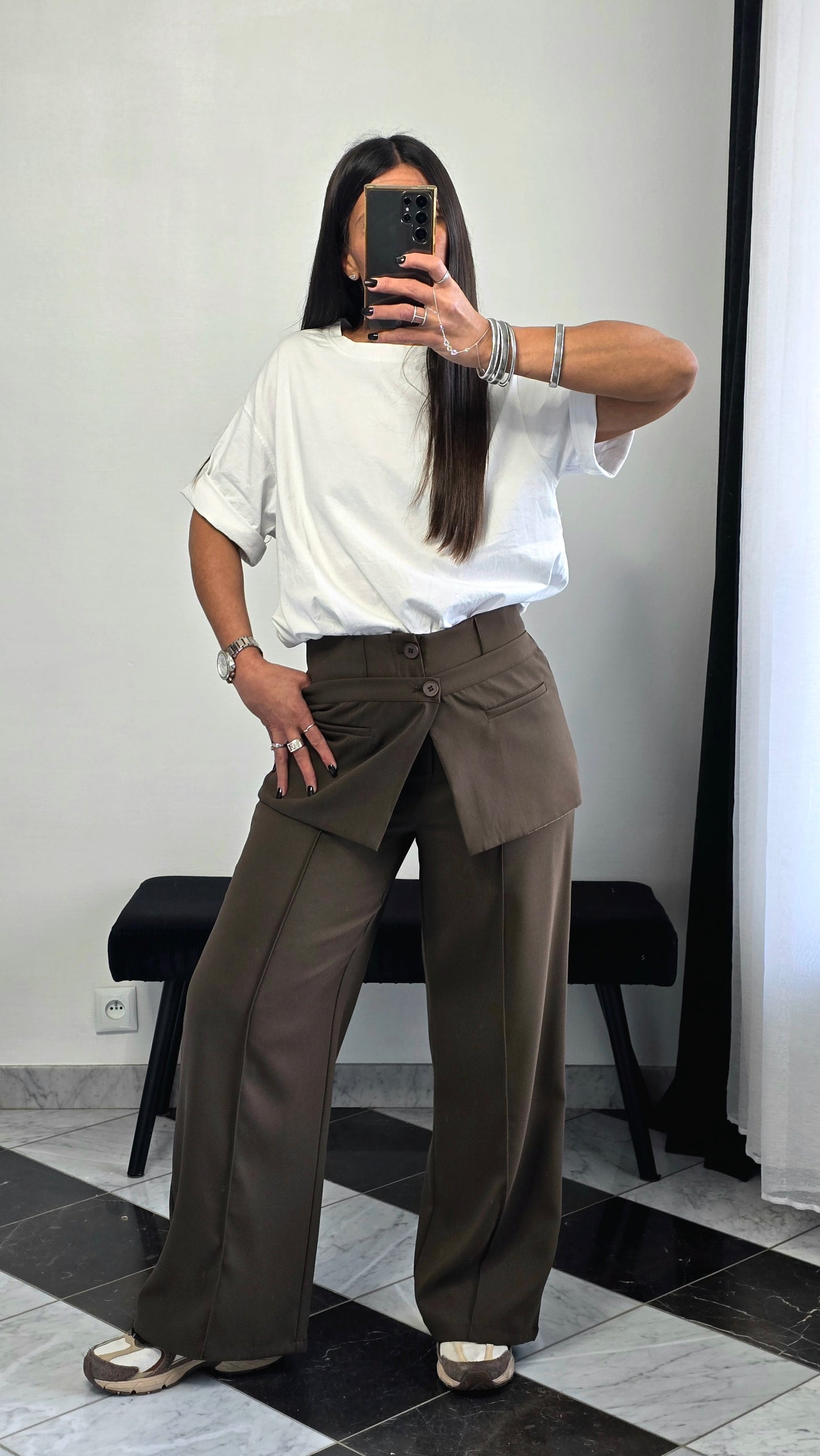 Pantalon tablier marron – coupe tailoring & détail couture