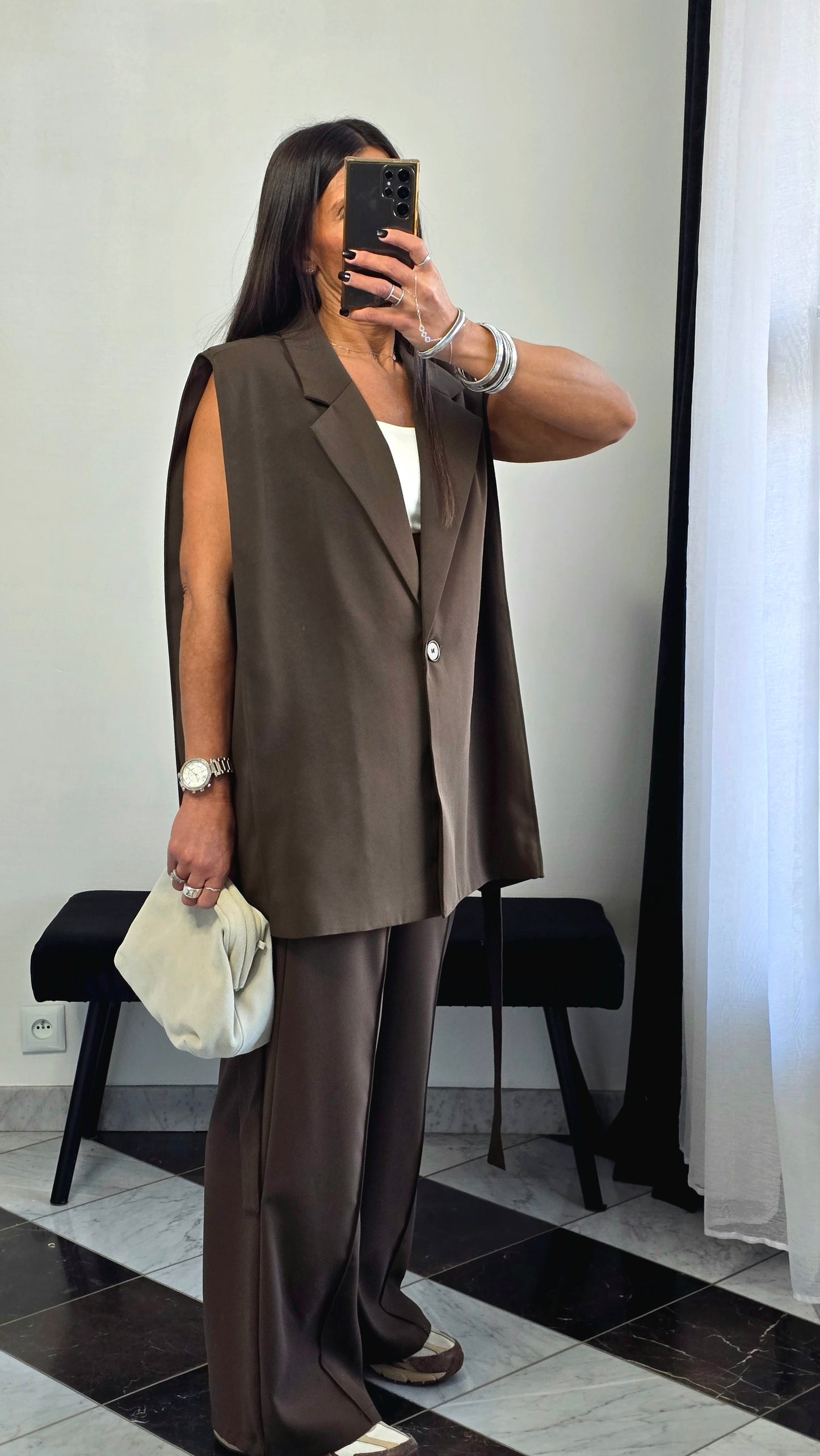 Veste sans manches marron – coupe tailoring & détail ceinture