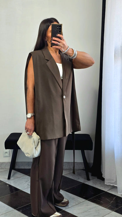 Veste sans manches marron – coupe tailoring & détail ceinture