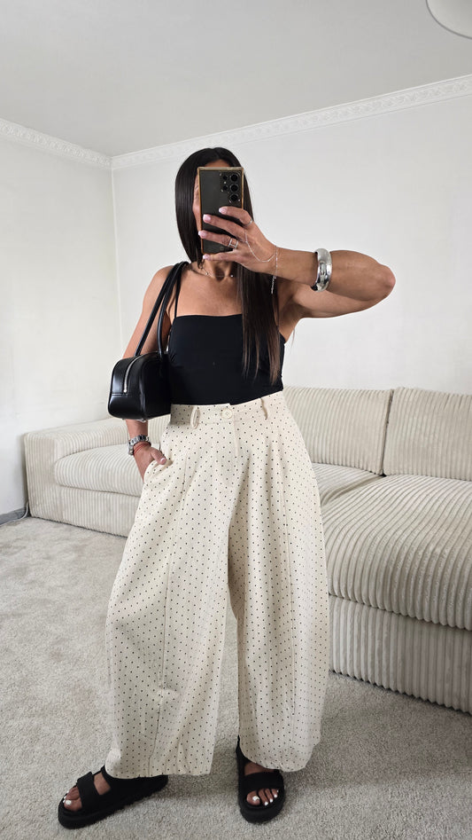 Pantalon écru à pois coupe balloon en coton – style chic & minimaliste