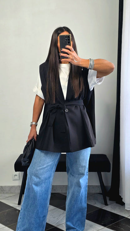 Veste sans manches ceinturée noire – effet cape & épaulettes subtiles