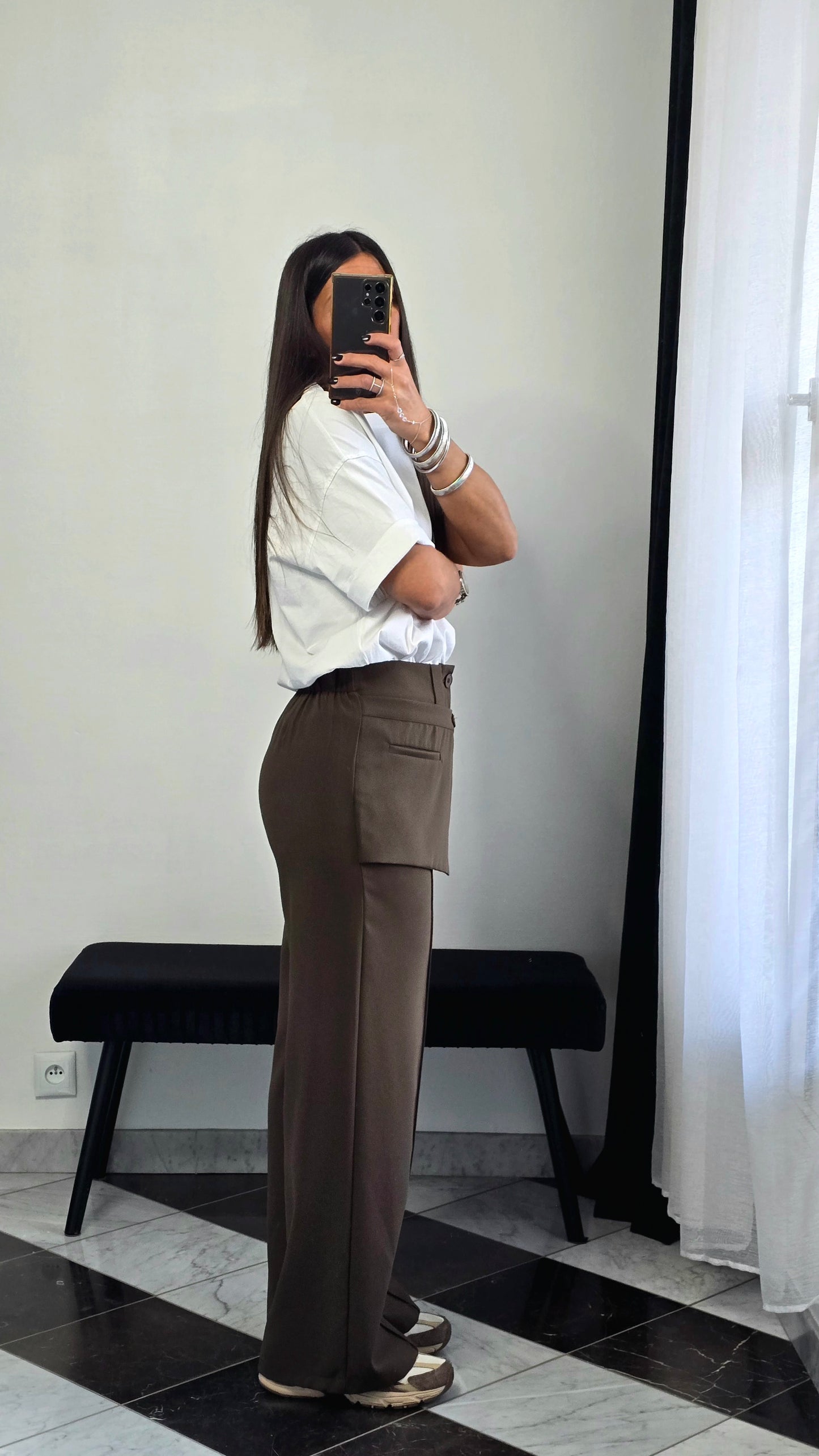 Pantalon tablier marron – coupe tailoring & détail couture