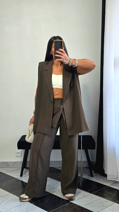 Pantalon tablier marron – coupe tailoring & détail couture