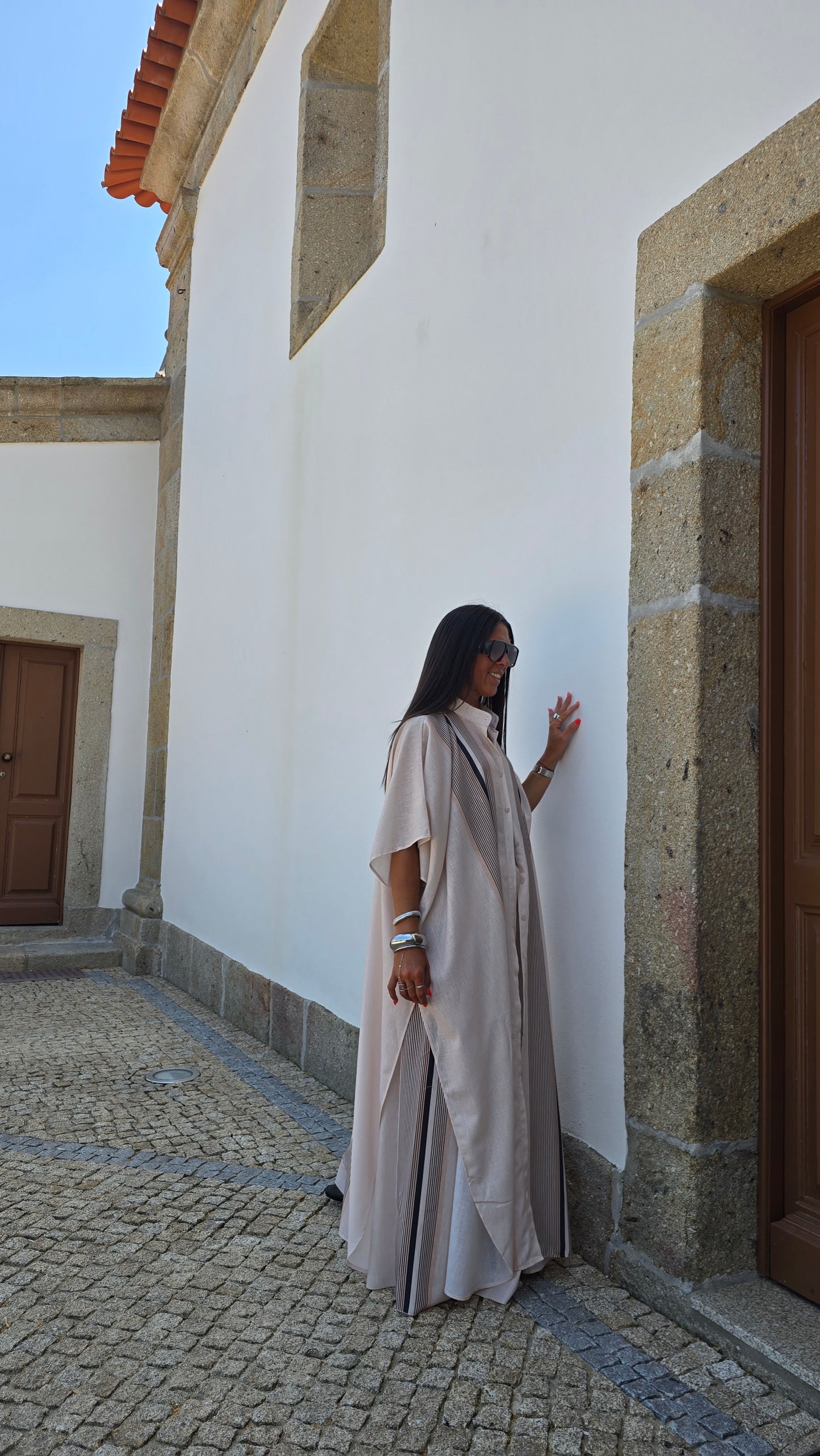 Ensemble fluide beige rosé à rayures – silhouette resort chic