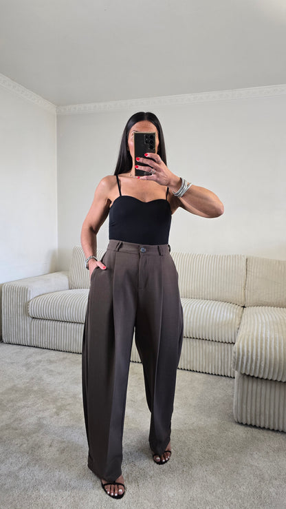 Pantalon wide leg marron taille haute – tailoring fluide structuré