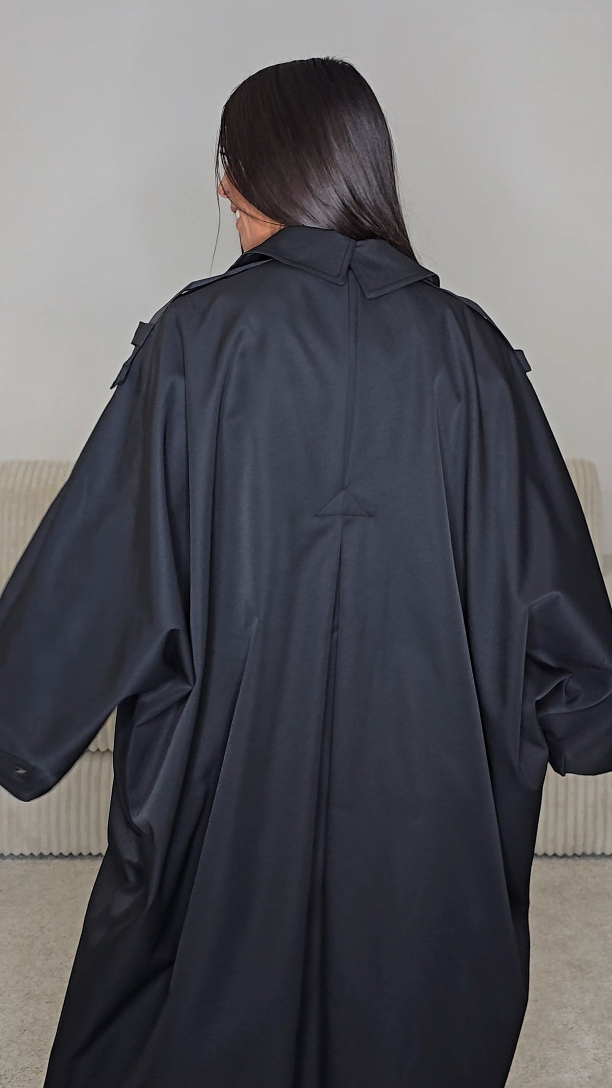Trench long oversize noir – Élégance contemporaine