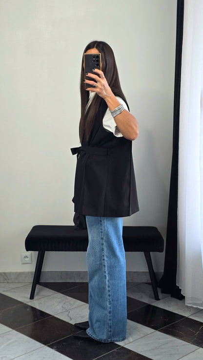 Veste sans manches ceinturée noire – effet cape & épaulettes subtiles