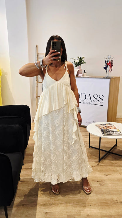 Robe bohème beige à volants et dentelle florale